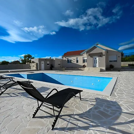 Vikendica Marija With Pool