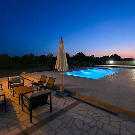 Vikendica Marija With Pool