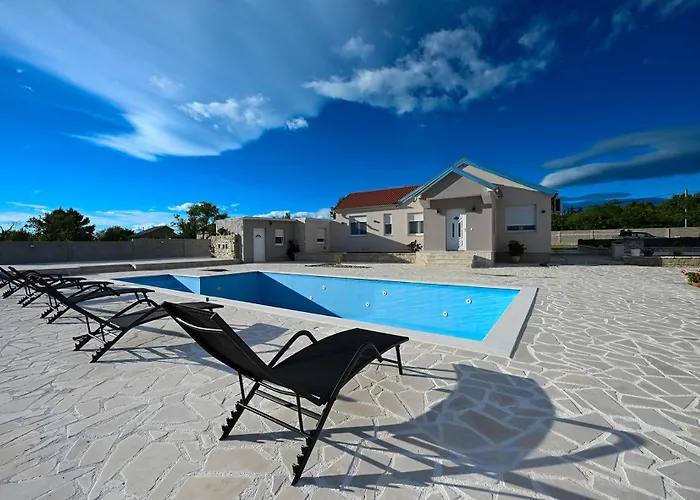 Vikendica Marija With Pool