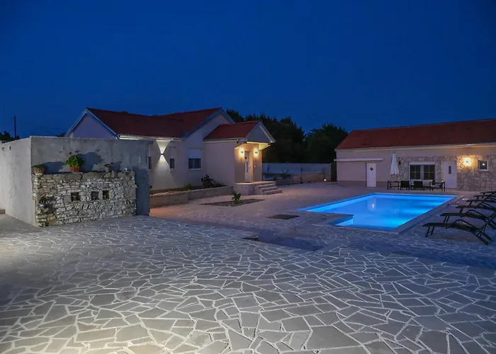 Nyaraló Marija With Pool Buković